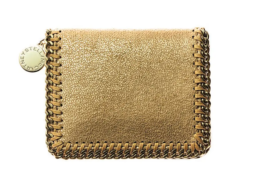 二つ折りウォレット（9×11.5×2）￥63,800／ステラ マッカートニー ジャパン（ステラ マッカートニー）