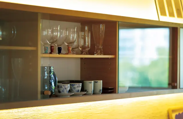 オーダーした壁付の食器棚には、集めた北欧食器やグラスが並ぶ。