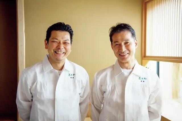 ご主人の西塚茂光さん（右）。後進を育てるのも責務と、松本一樹さん（左）を料理長へ。ふたりのタッグも楽しみ