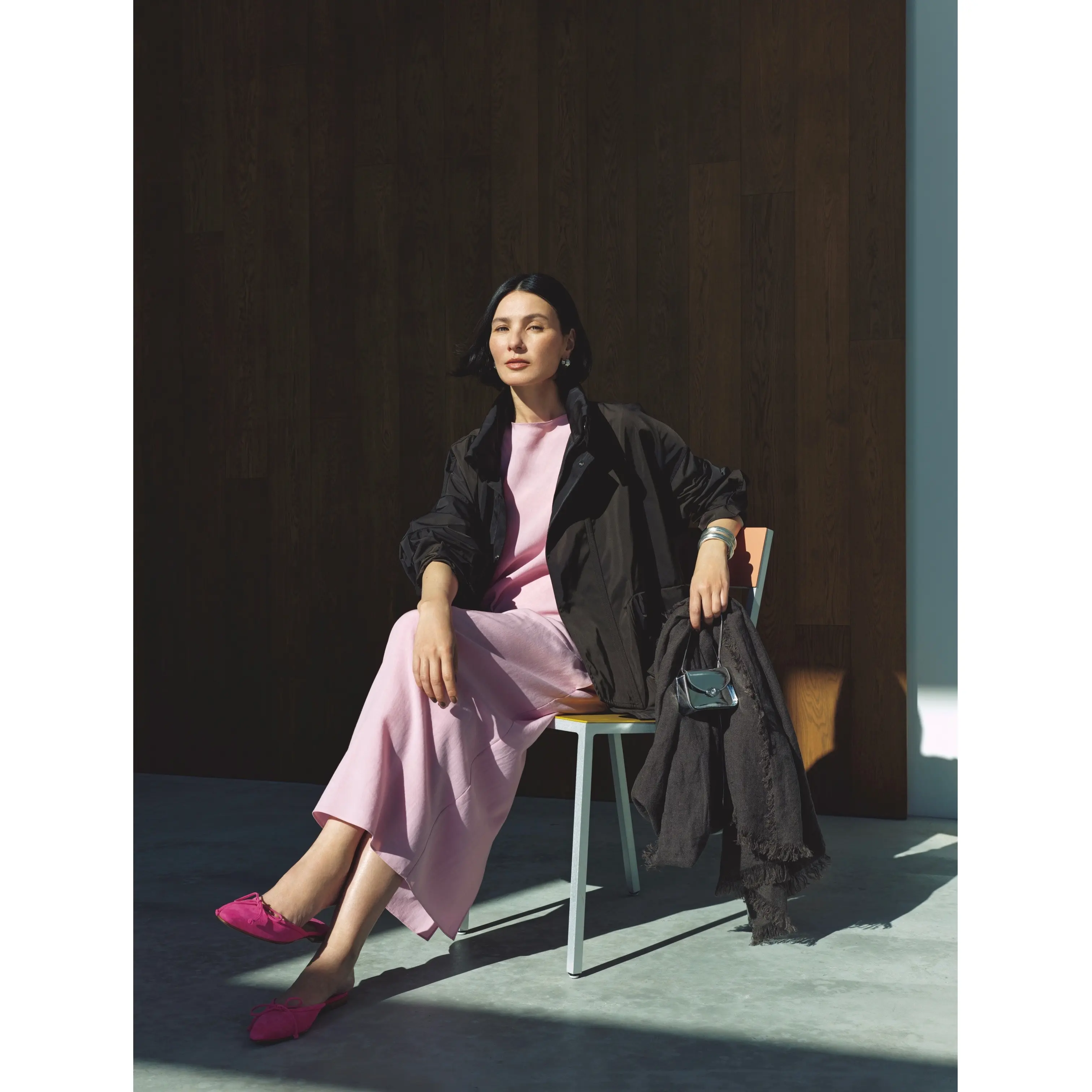 ブラウンブルゾンにペールピンクのワンピースを合わせたコーディネート モデル・田沢美亜