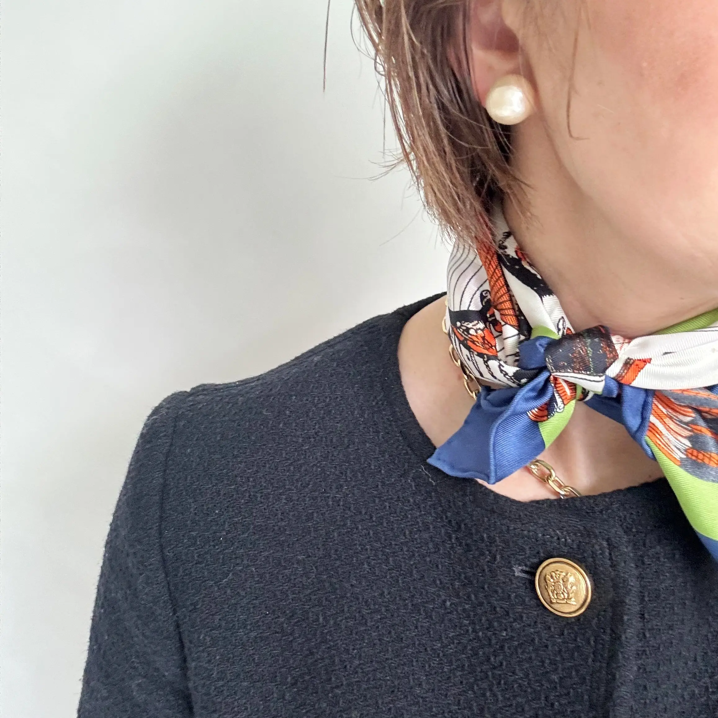 【おしゃれな40代・50代のスカーフコーデ】ショートヘアに華を添えるインパクトあるデザインやカラーが人気！_1_6