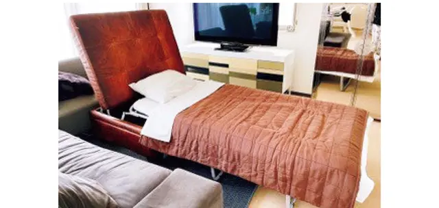 オットマンは広げるとシングルベッドに変身。急な来客にも対応できる。