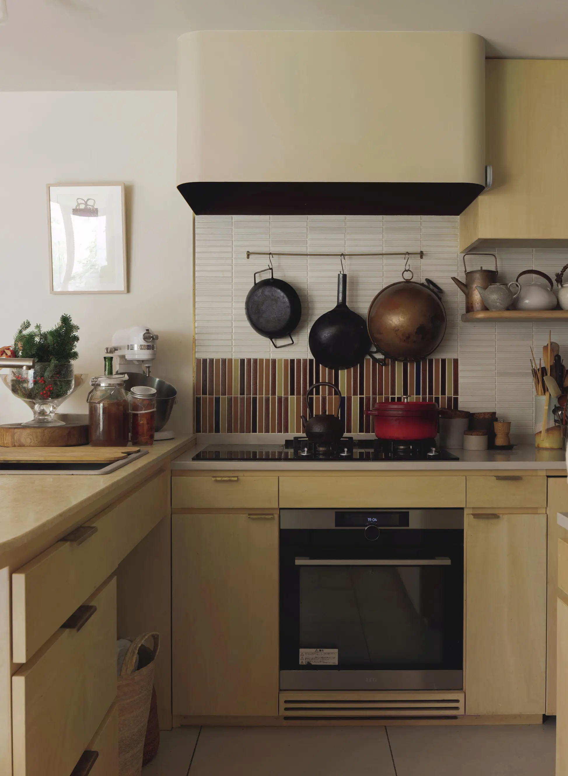 【50代の実家問題】美しく経年変化する素材を用いてリノベーション。“自分らしく住み継ぐ”という選択 キッチン