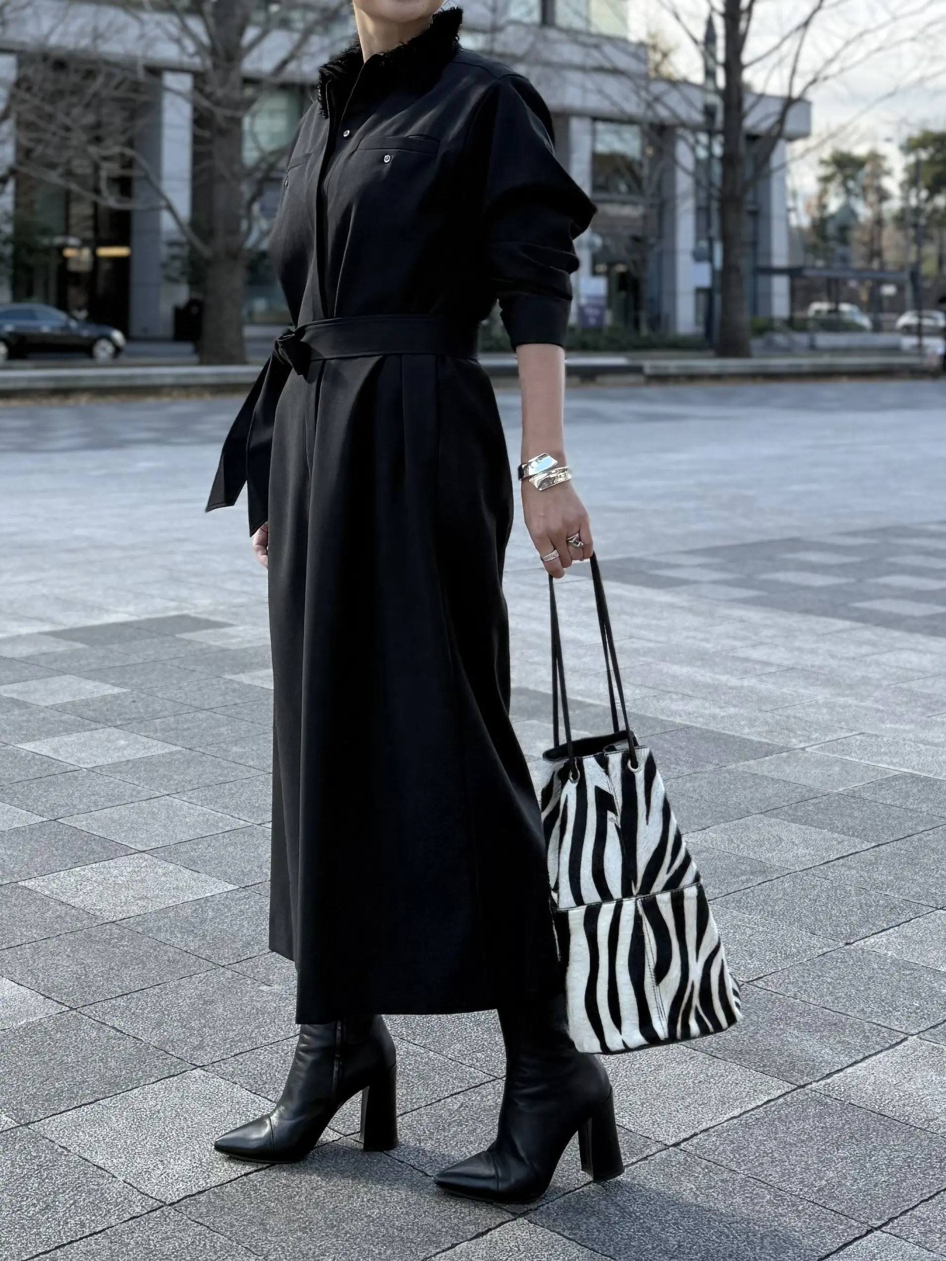 イーバイエクラ　黒ワンピース　着回し　50代ワンピースコーデ　アラフィフワンピースコーデ　ゼブラ柄バッグ