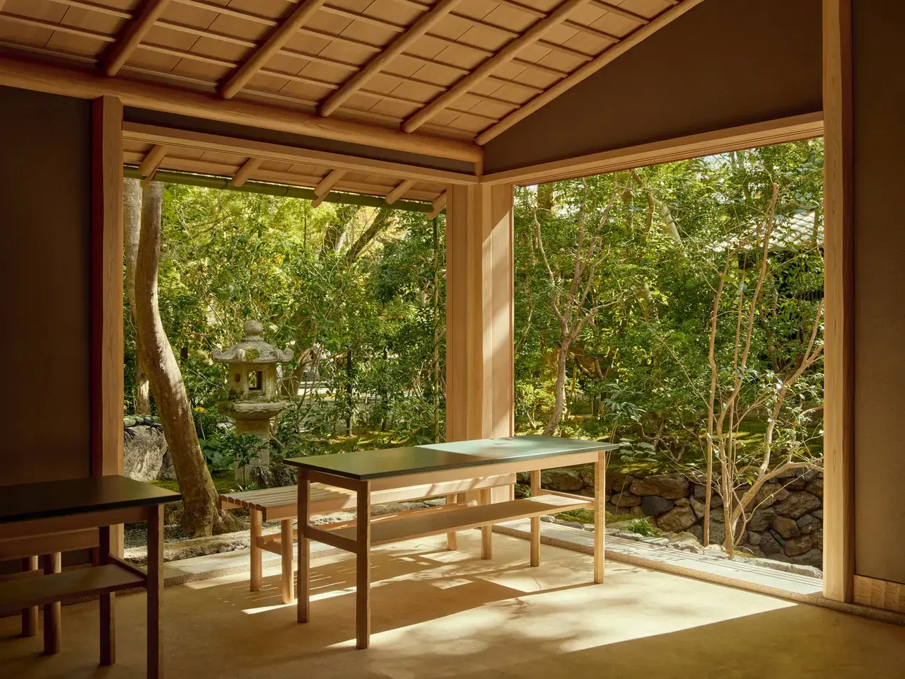 緑に囲まれた椅子席の茶室は伝統を継承しつつアマン京都の建築と調和するデザイン。