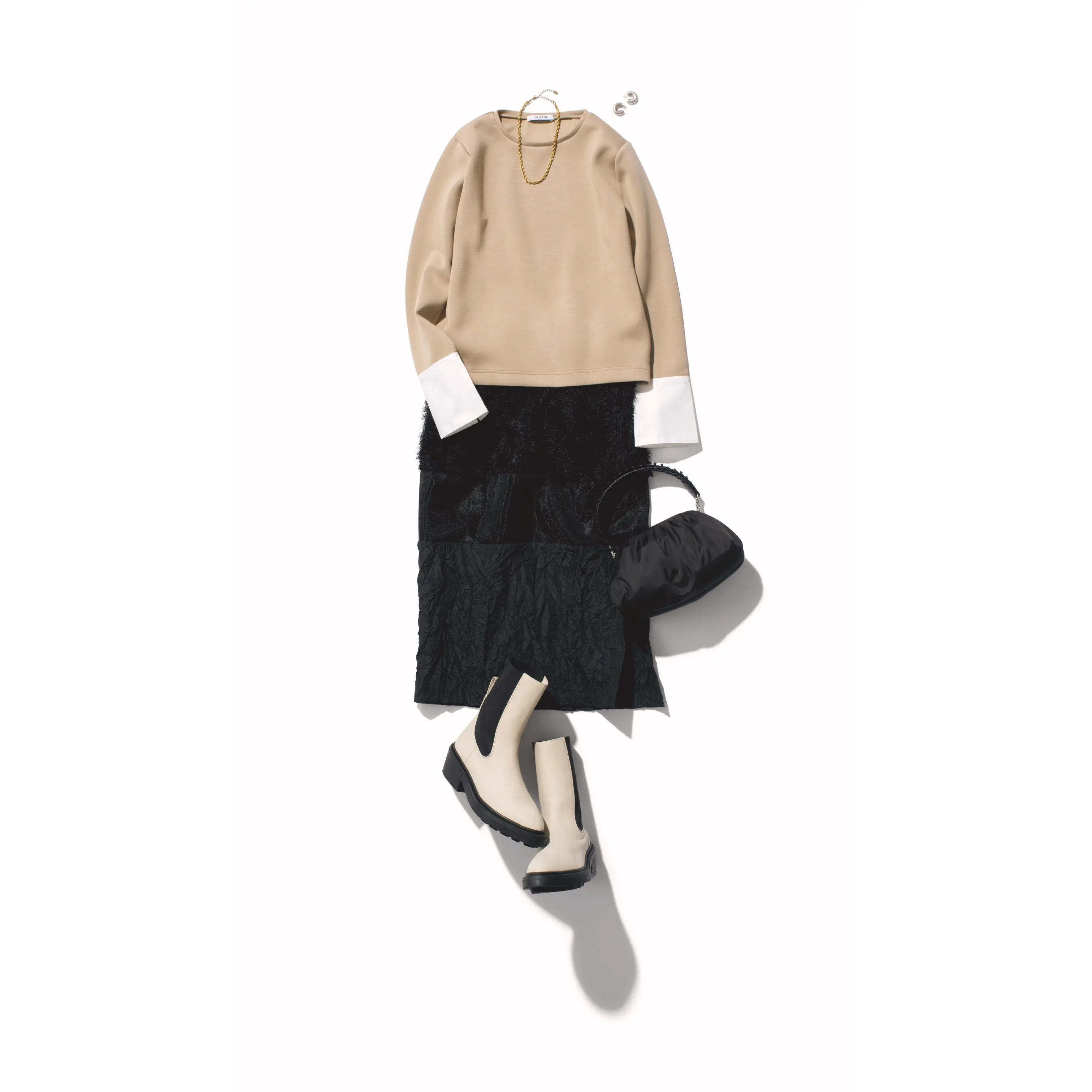 ベージュトップスに黒タイトスカートを合わせたコーディネート　