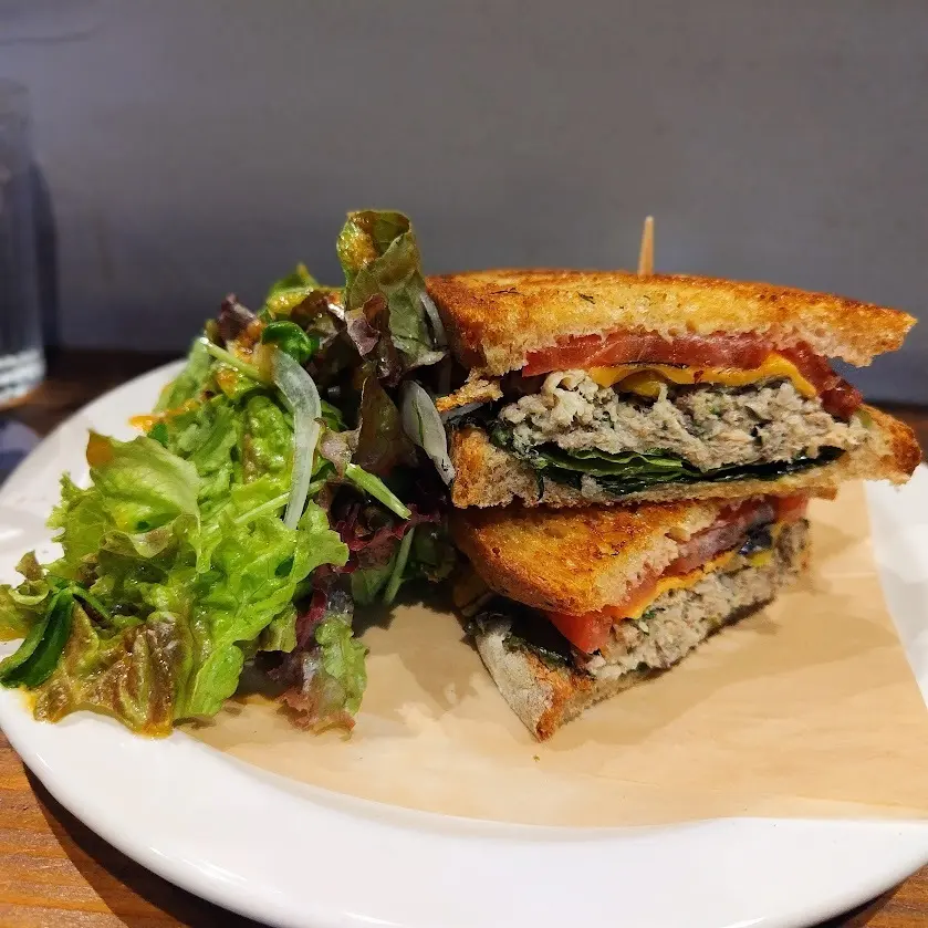 中之島　GURFA 鯖メルトとフレッシュトマトのサンド