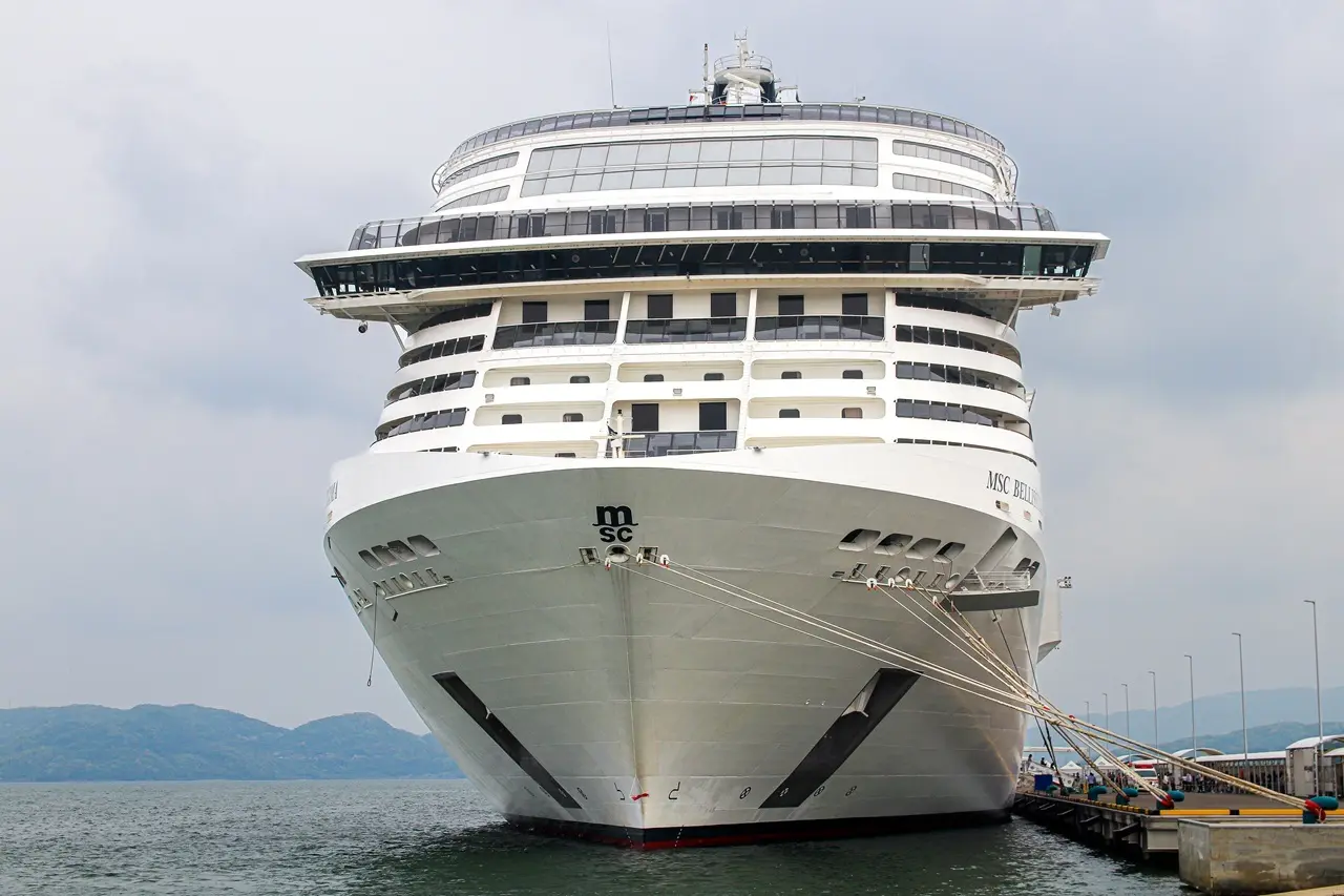 浦頭地区の「佐世保クルーズセンター」に寄港した、MSCベリッシマ