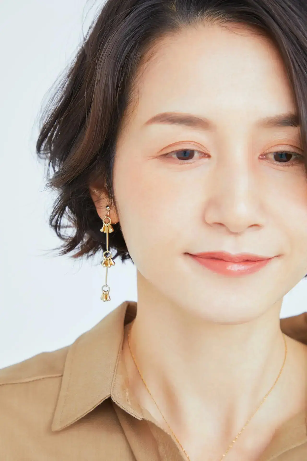 ボブフォルムの低い位置（耳下くらい）でくびれるように設定。