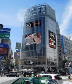 渋谷のスクランブル交差点にもCHANELのビジュアルムービーが
