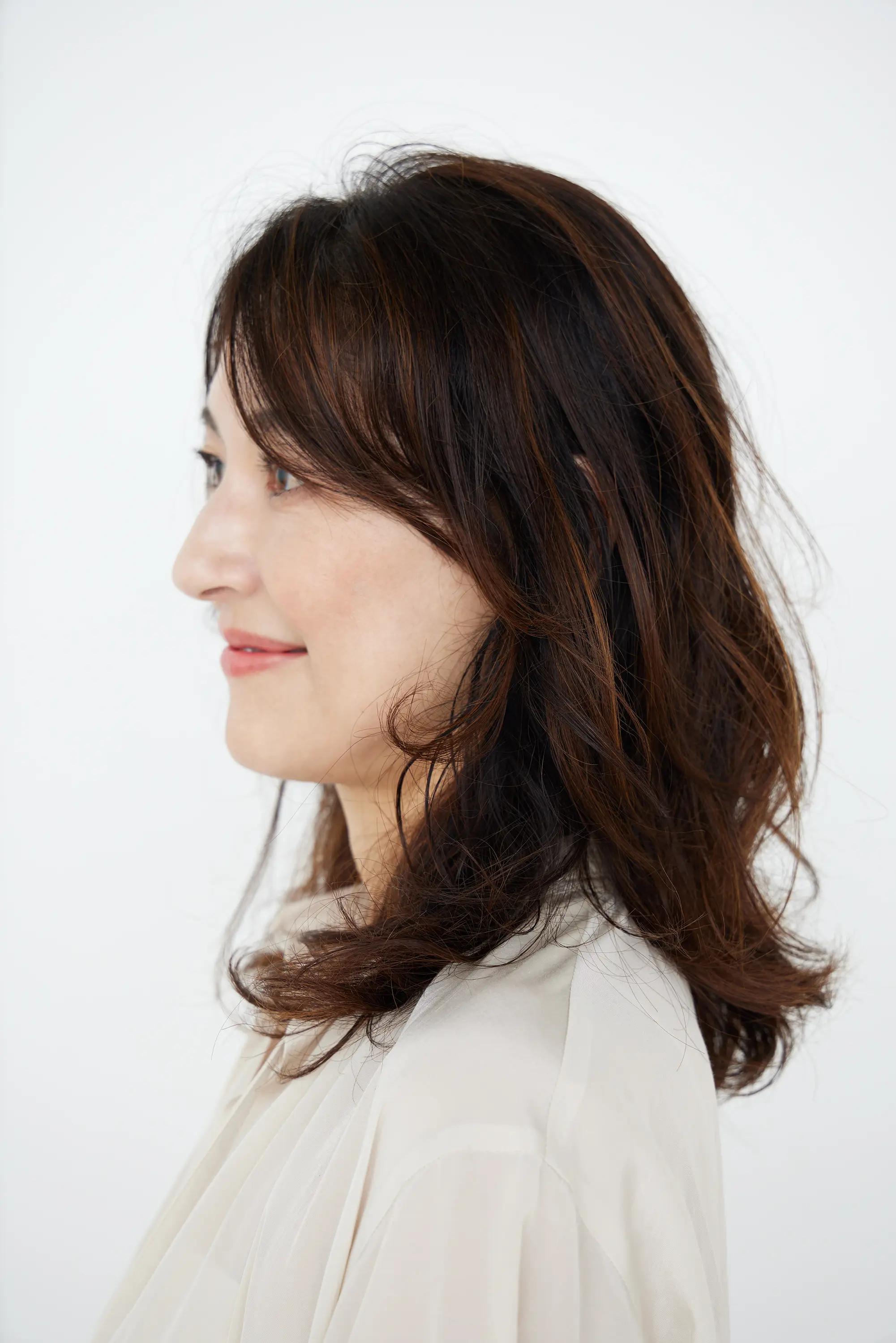 Webエクラ 40代50代 髪型 横から見たうねりいかしのセミロングヘアスタイル