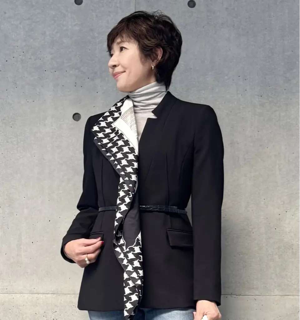【おしゃれな40代・50代のスカーフコーデ】ヘアアレンジにジャケットに。いつものコーデが見違える「スカーフ」活用テクニック_1_9