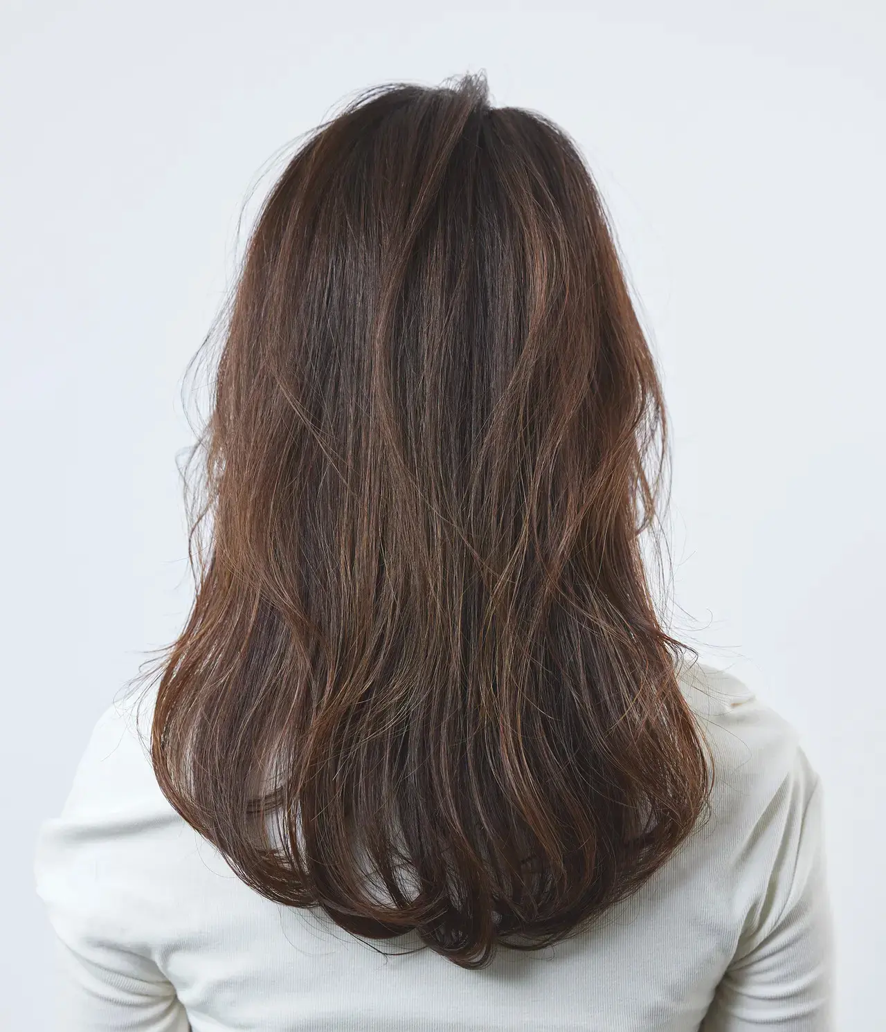 “縦”を意識したセミロングでトップのボリューム不足を解決！【50代髪型・ヘアスタイル】