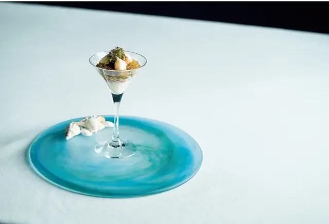 食材のもつ力に着目したコース料理「琉球ガストロノミア〜Bellezza〜」(1名¥24,200、要予約)のひと品「アーサと海ブドウ、クルマエビの冷前菜」。ペ