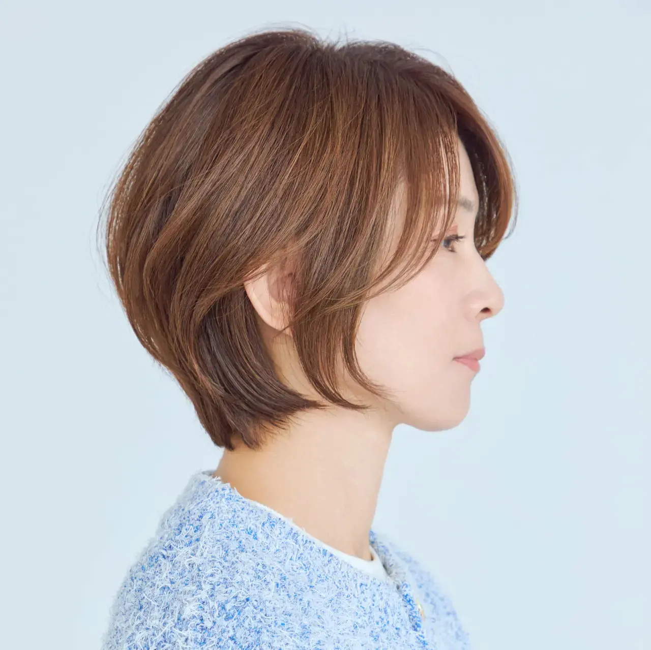 丸みフォルムとハイライトで、立体感と白髪カバーを叶えるショートヘア【50代髪型・ヘアスタイル】