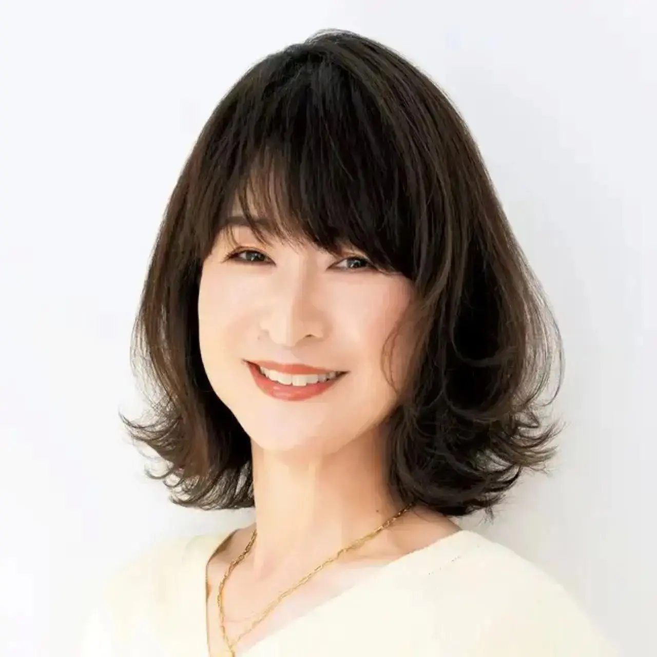 【50代におすすめのミディアムヘア60選】手入れが楽で老けて見えない！秋の上品ミディアムヘア