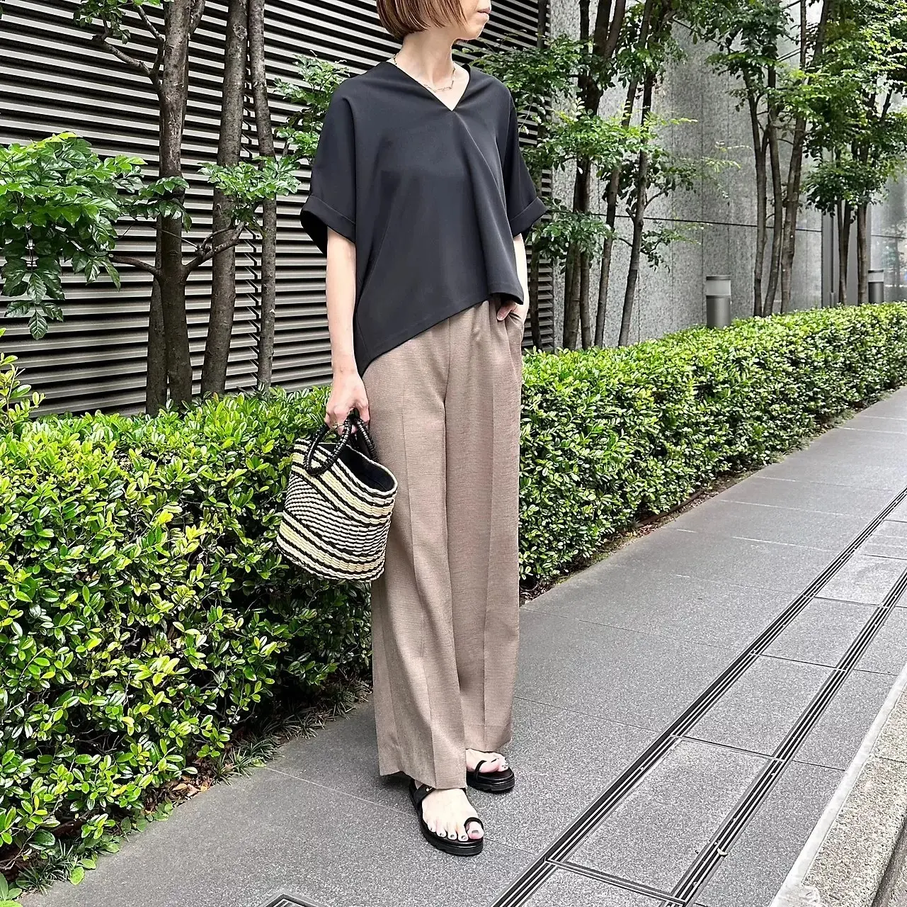 【50代 ブラウス】いちばん使える！ 1着で“涼やかエレガンス”を叶える『とろみブラウス』主役の品格コーデ20選_1_21