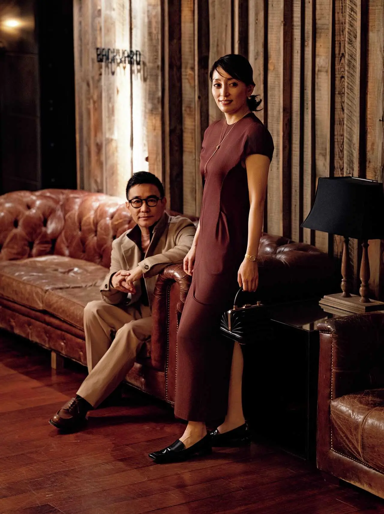 妻がまとったワンピースのブラウンを、 　　夫のインナーにリフレイン。 ふたりのバランスをファッションにも反映させて