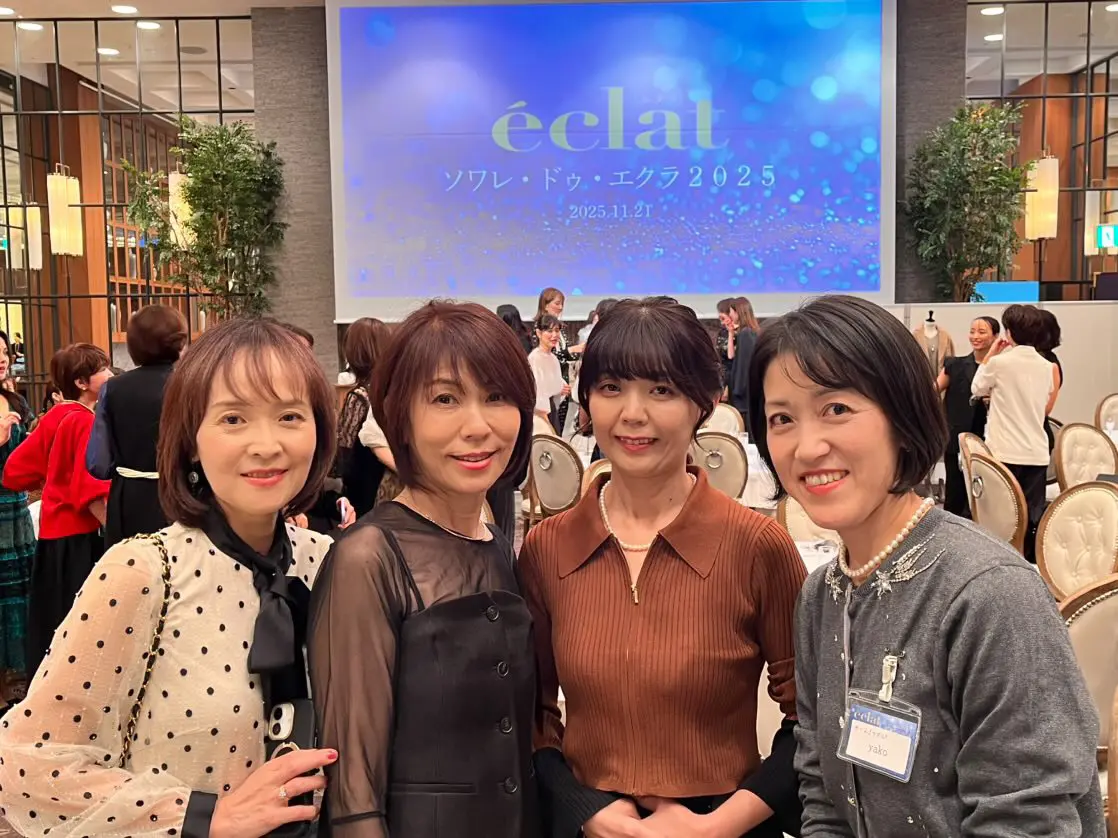 個性あふれるパーティーの装いの女性4人