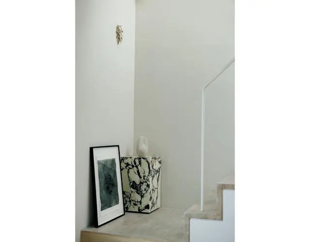 階段の壁にはeN artsで購入した白子勝之氏の作品を掛けた。