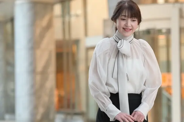 BEAMS　オーガンジーリボンブラウス　50代のおしゃれ