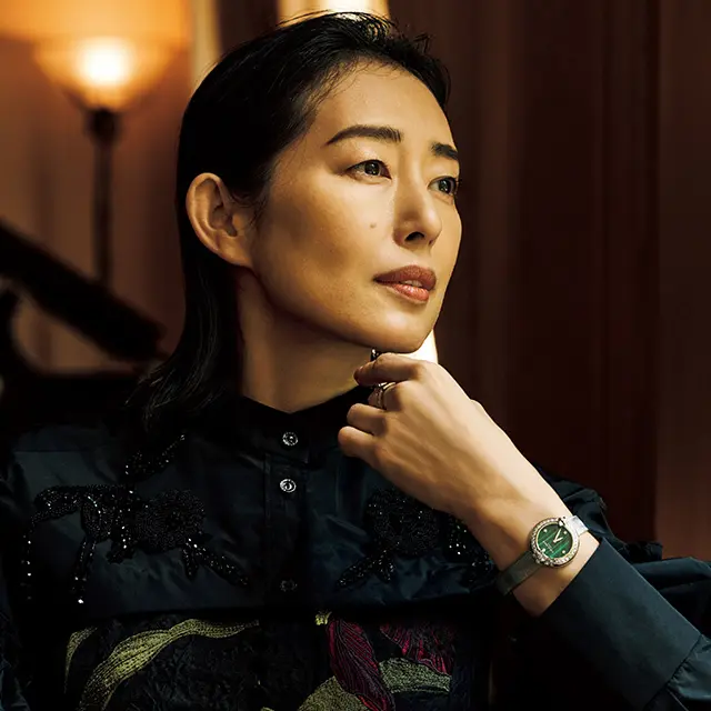 女優・木村多江さんがまとう「ショーメ」のジュエリー腕時計は大人に