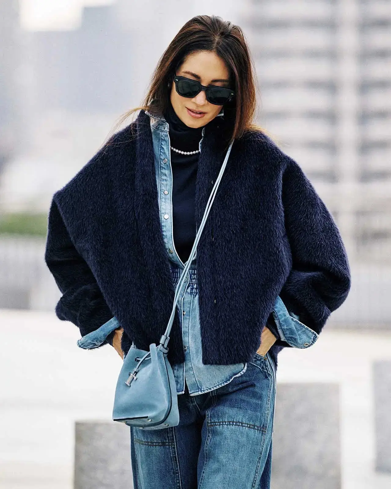 ノーカラーはエフォートレスにカーディガン感覚でまとう贅沢