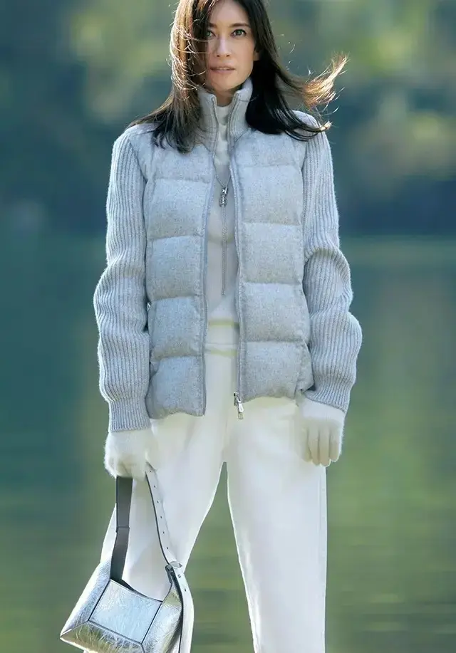 服装を選ばない！50代が毎日着たくなる、軽やかで上品な「ダウンコート」