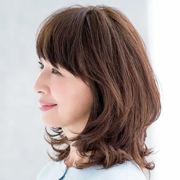 気品漂うフェミニンさを演出!マッシュフォルムミディアムヘア【50代髪型・ヘアスタイル】