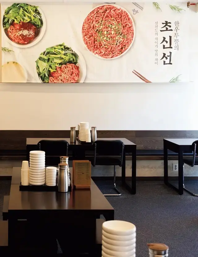 店内は広いが、朝から混雑する。朝食は二日酔い覚ましの定番料理「ハヌヤンソンジヘジャンクク」W13,000が人気