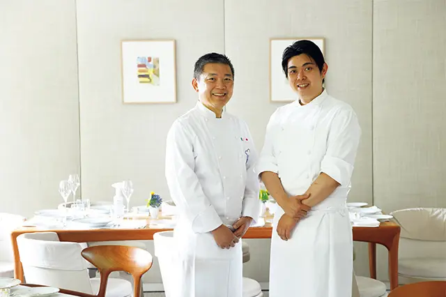 濵﨑龍一シェフ（左）。息子の弘瑶さんが料理人になり、イタリア修業から帰国してともに厨房に立つ
