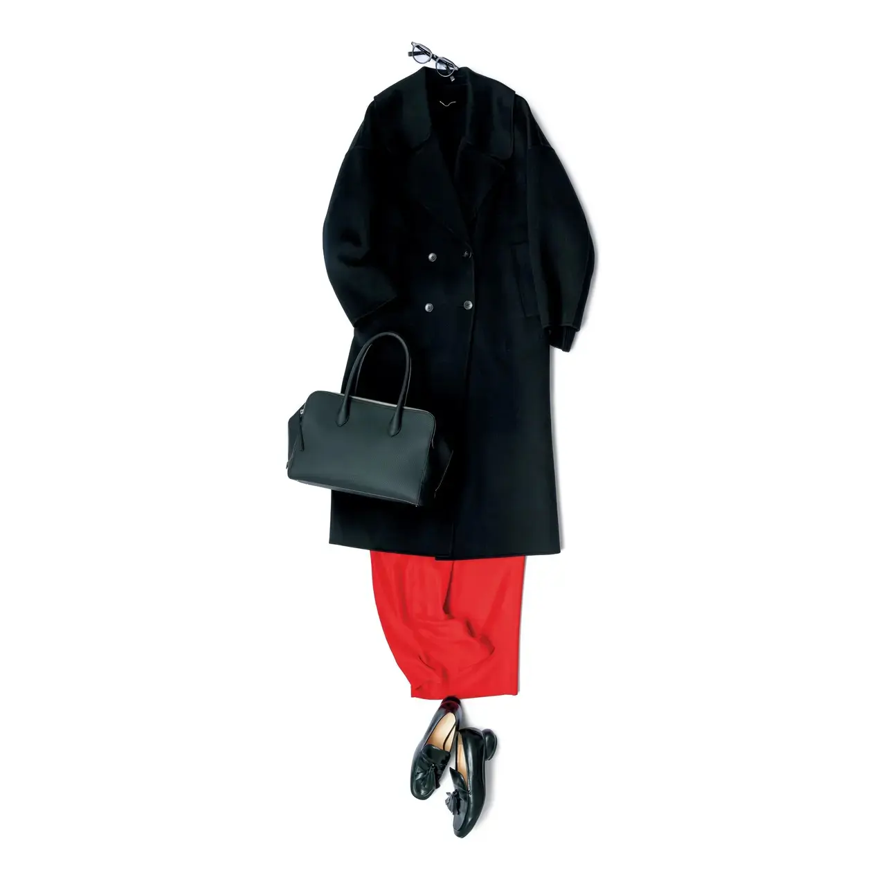 端正な黒コートの裾からパンツの赤をのぞかせてモダンな印象を引き出す。最低気温5℃