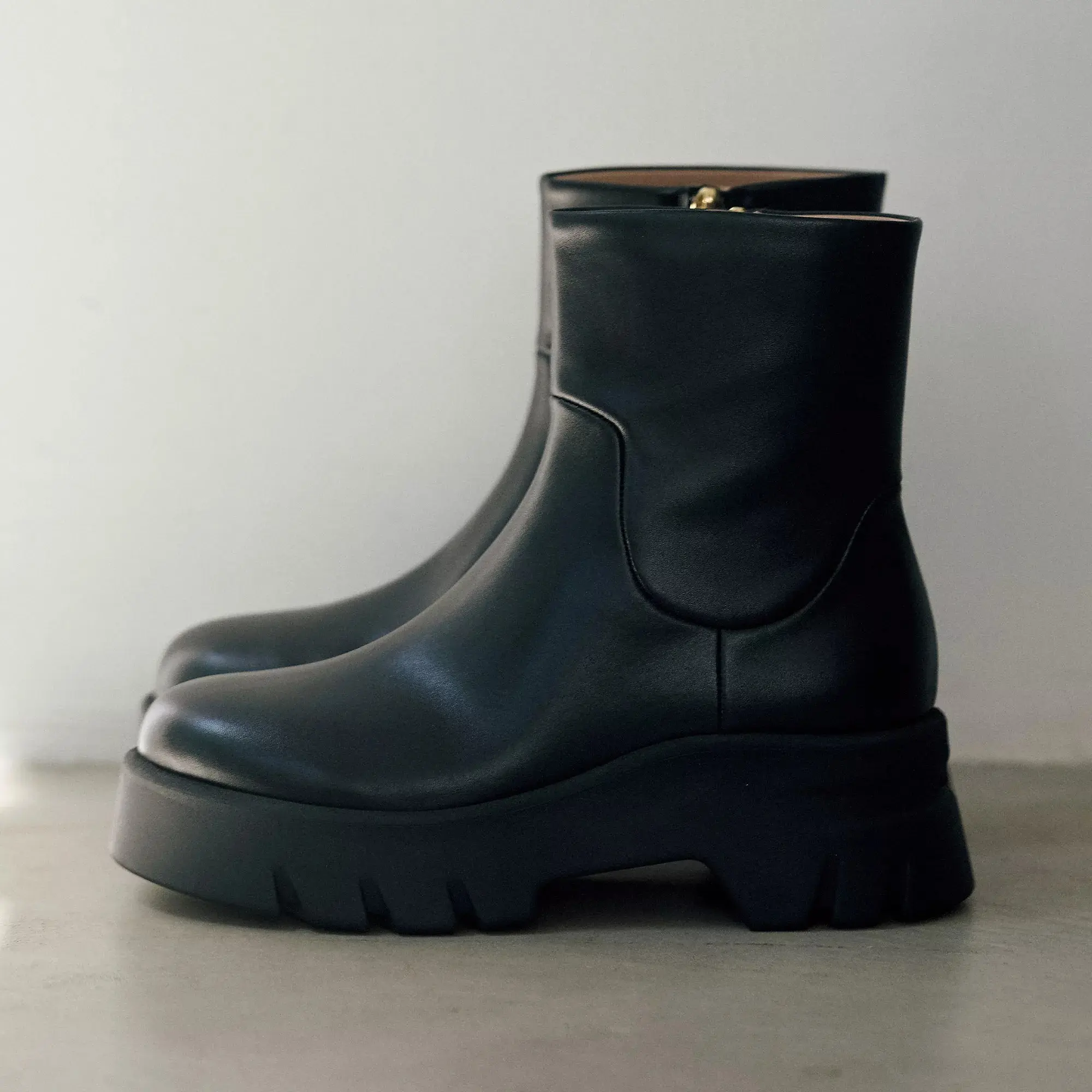 軽量でほっそり見えもかなう大人の快適ブーツ「Gianvito Rossi」のコンバットブーツ_1_2