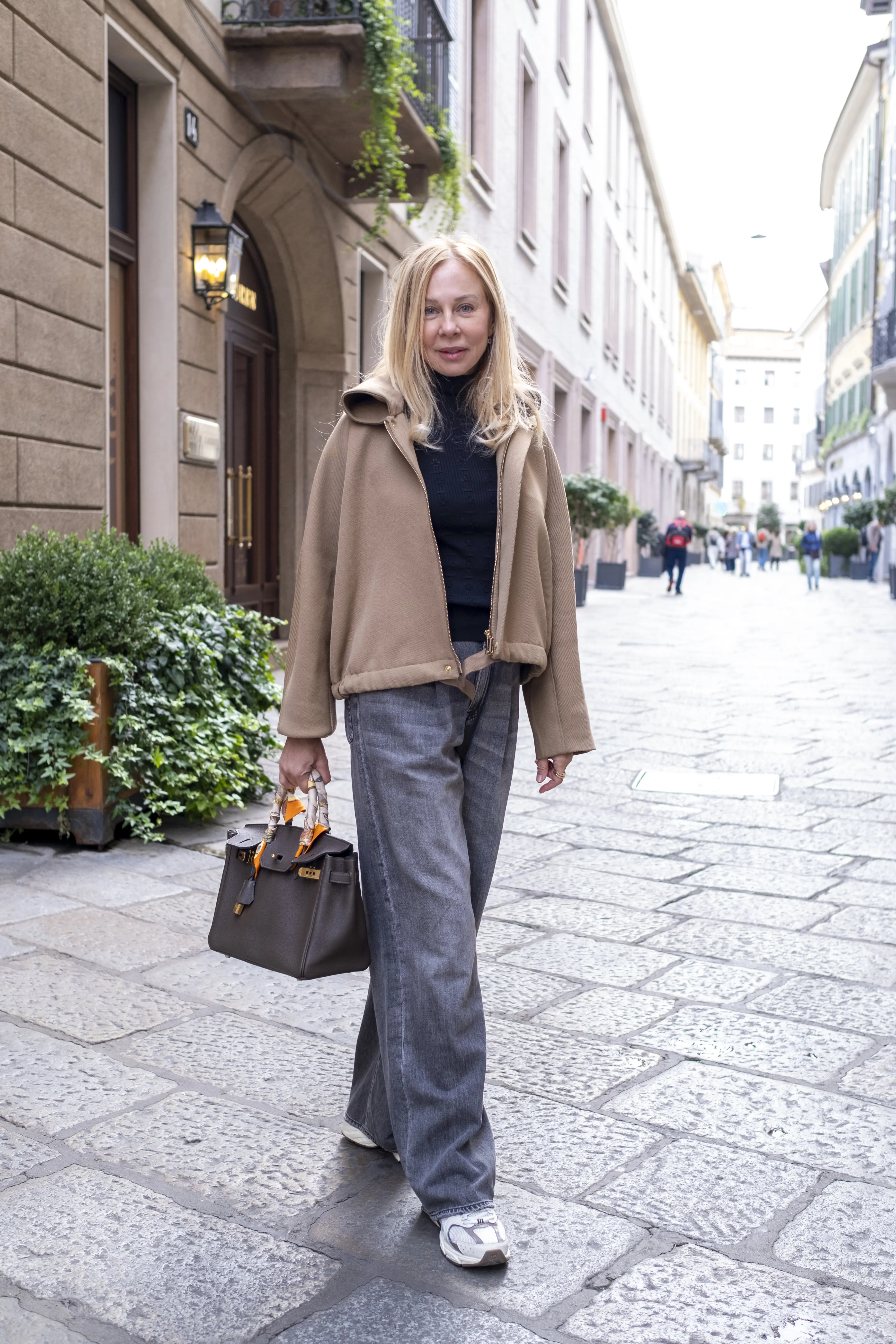 ファッションスナップ ショート丈コート　ヴィクトリア・ベッカム　デニムコーデ