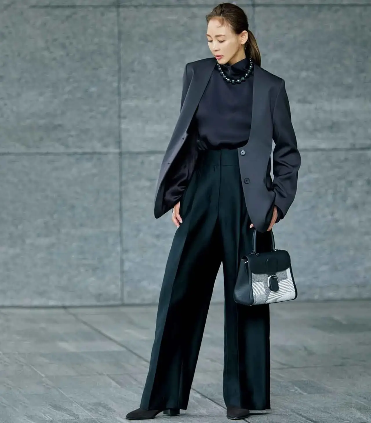 定番「黒パンツ」は“選び方”で差がつく！50代の黒パンツスタイル17選