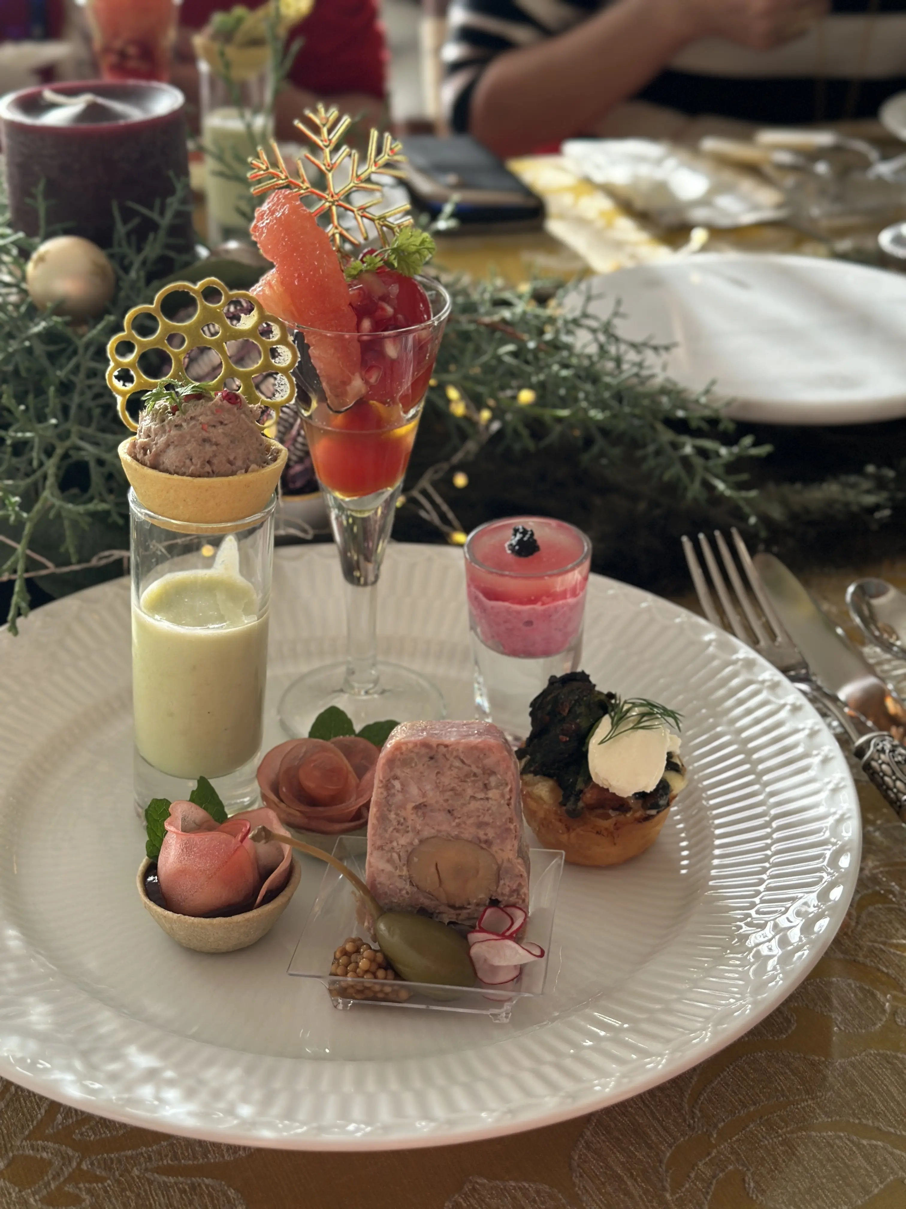 クリスマスカラーとしてZARAの赤トップス❤️を取り入れ、華やか気分で「パテ・ド・カンパーニュ」レッスンへ！_1_8