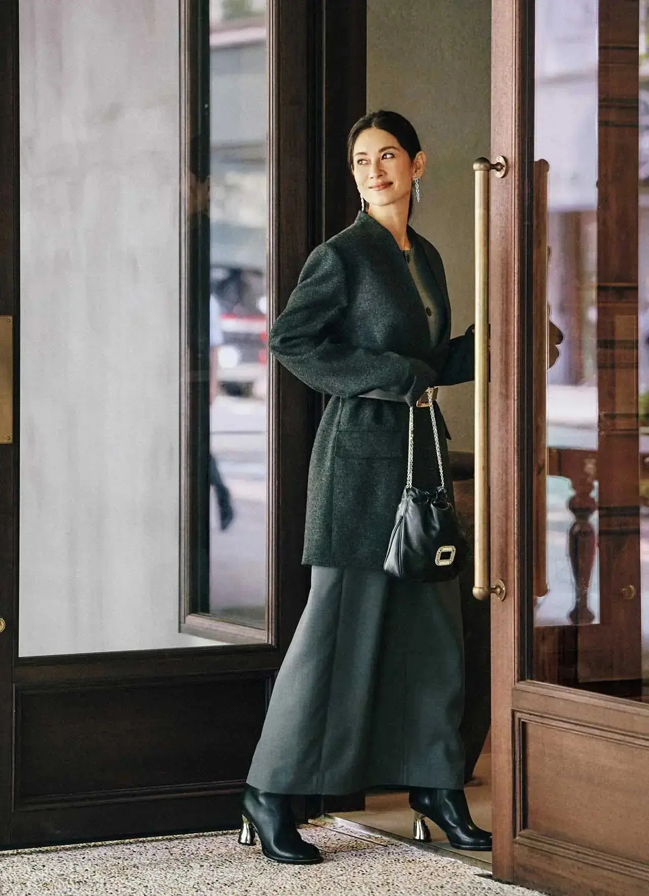 秋から冬へ、ブルゾンやコートで季節をつなぐ「50代のアウター」スタイル13選