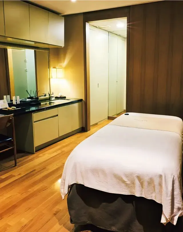 シャワーブースつきのトリートメントルームのほかジェットバスも完備!