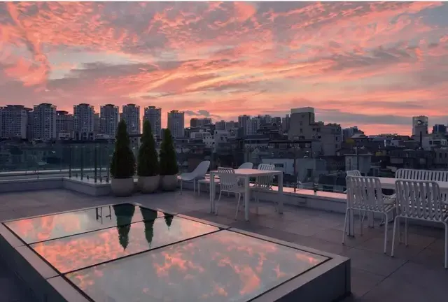 韓国ドラマのワンシーンみたいなルーフトップ。フォトスポットとしても人気のスペース スパ利用者が利用できるルーフトップスペース。南山タワーや江南のビル群を一望でき、サンセットや夜景も圧巻!