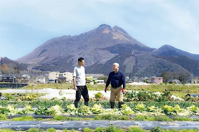 由布岳を望むENOWAファームは、有機肥料を用いて、微生物と一緒によい土づくりから始められた。