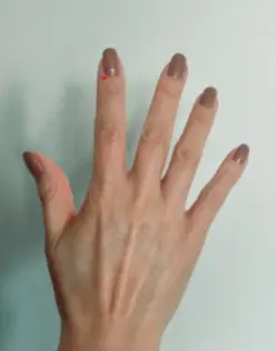 人さし指の爪の根元の親指側の角がツボの場所。