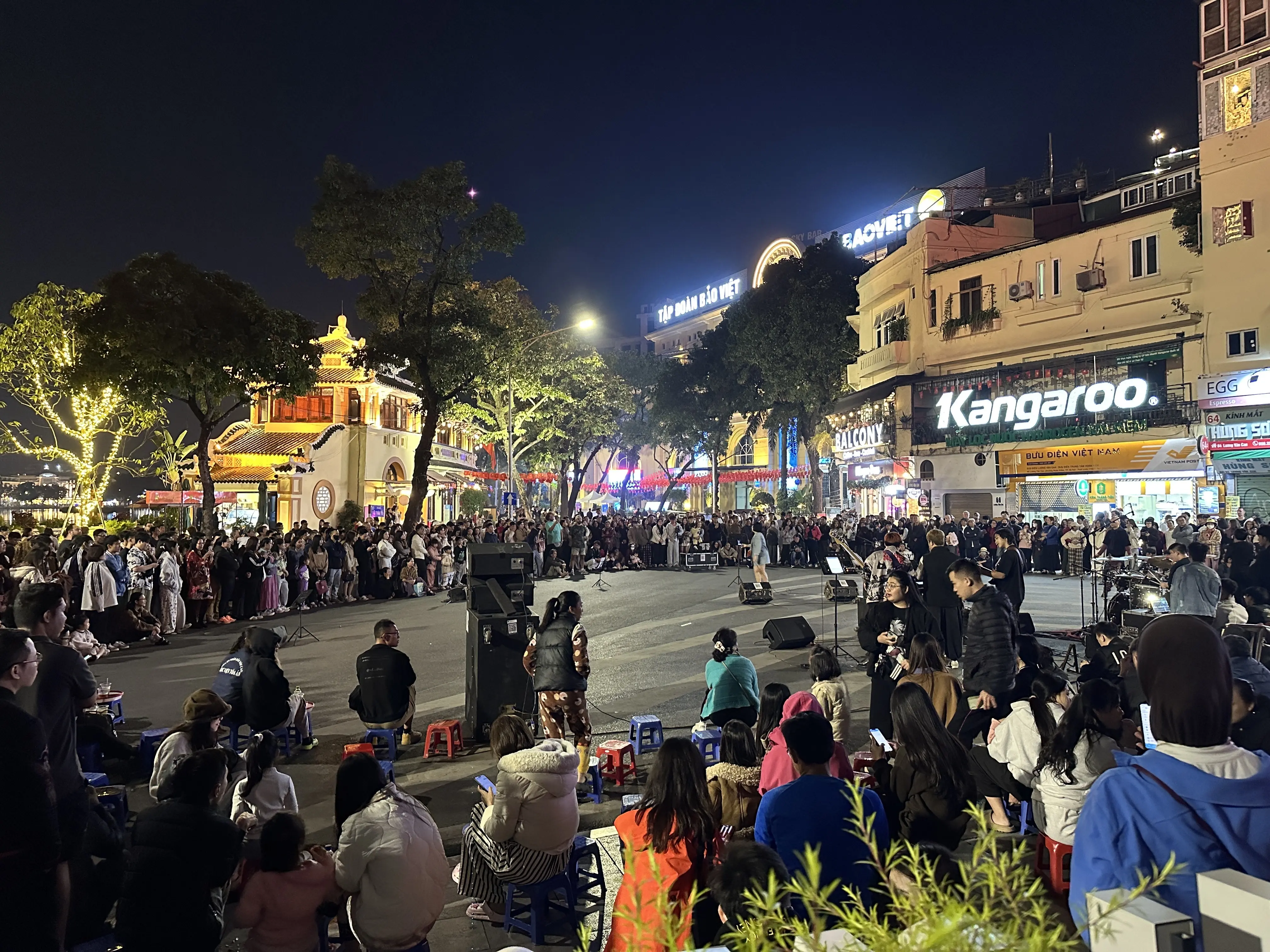 ホアンキエム湖　ストリートミュージシャン