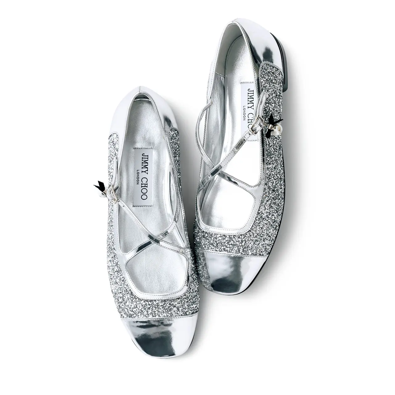 ひと目で〝旬〞を 印象づける 足もとのシルバー