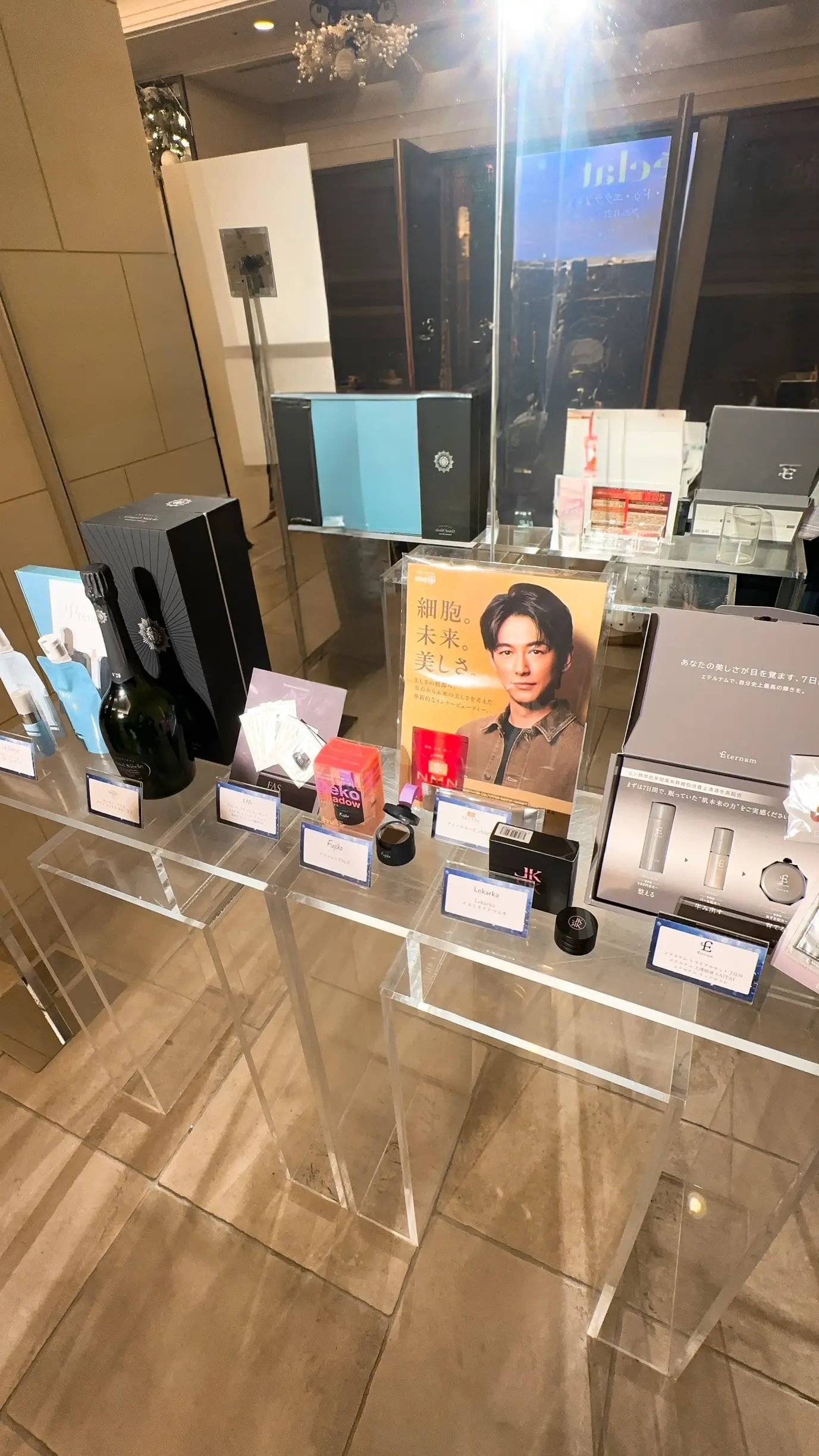 ザストリングス表参道内の会場のディスプレイ