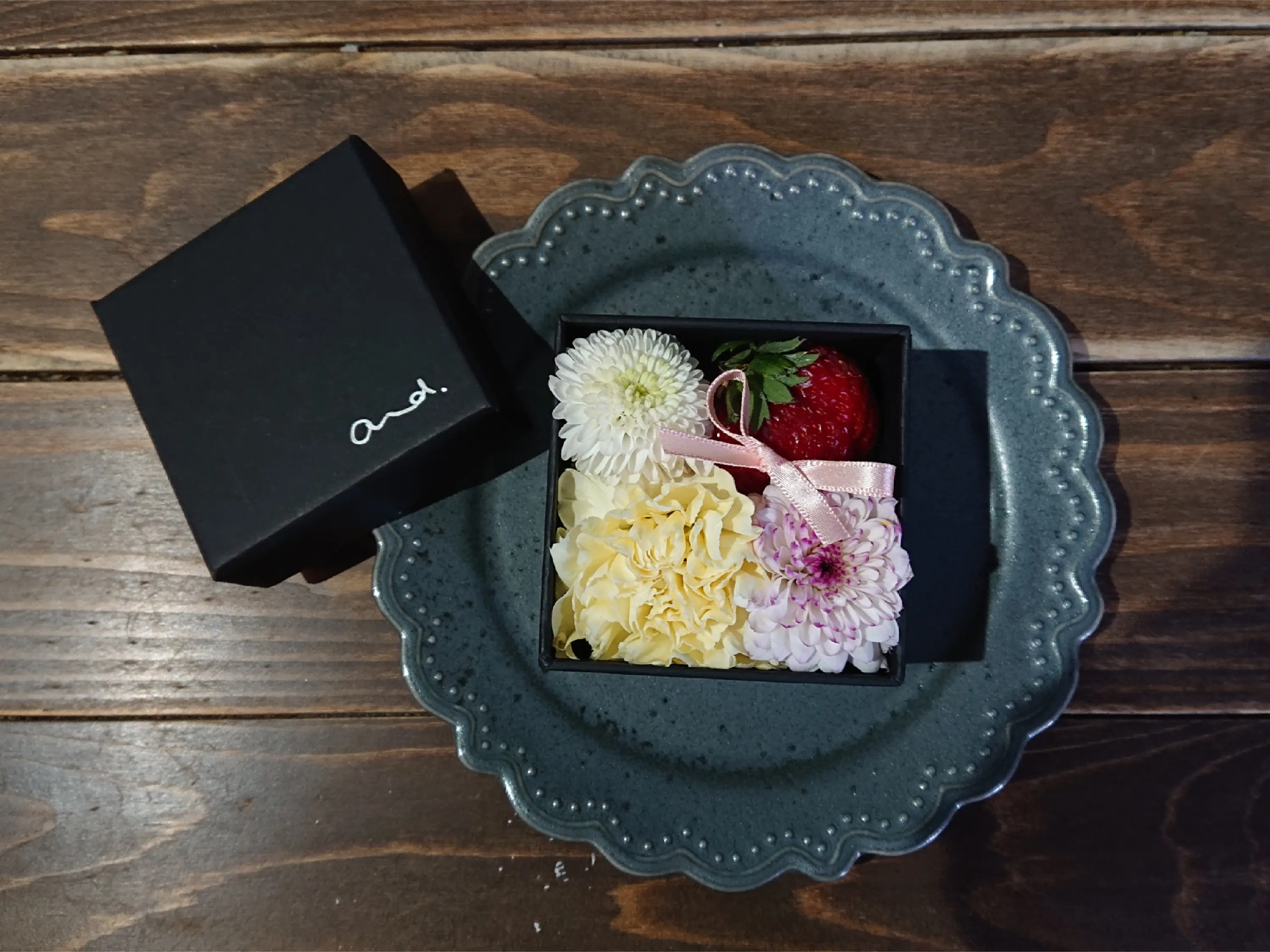 大阪新深江のフルーツカフェ「and.cafe」さんのいちごなサラダコース4,500円　前菜　ボックスにお花といちごが、