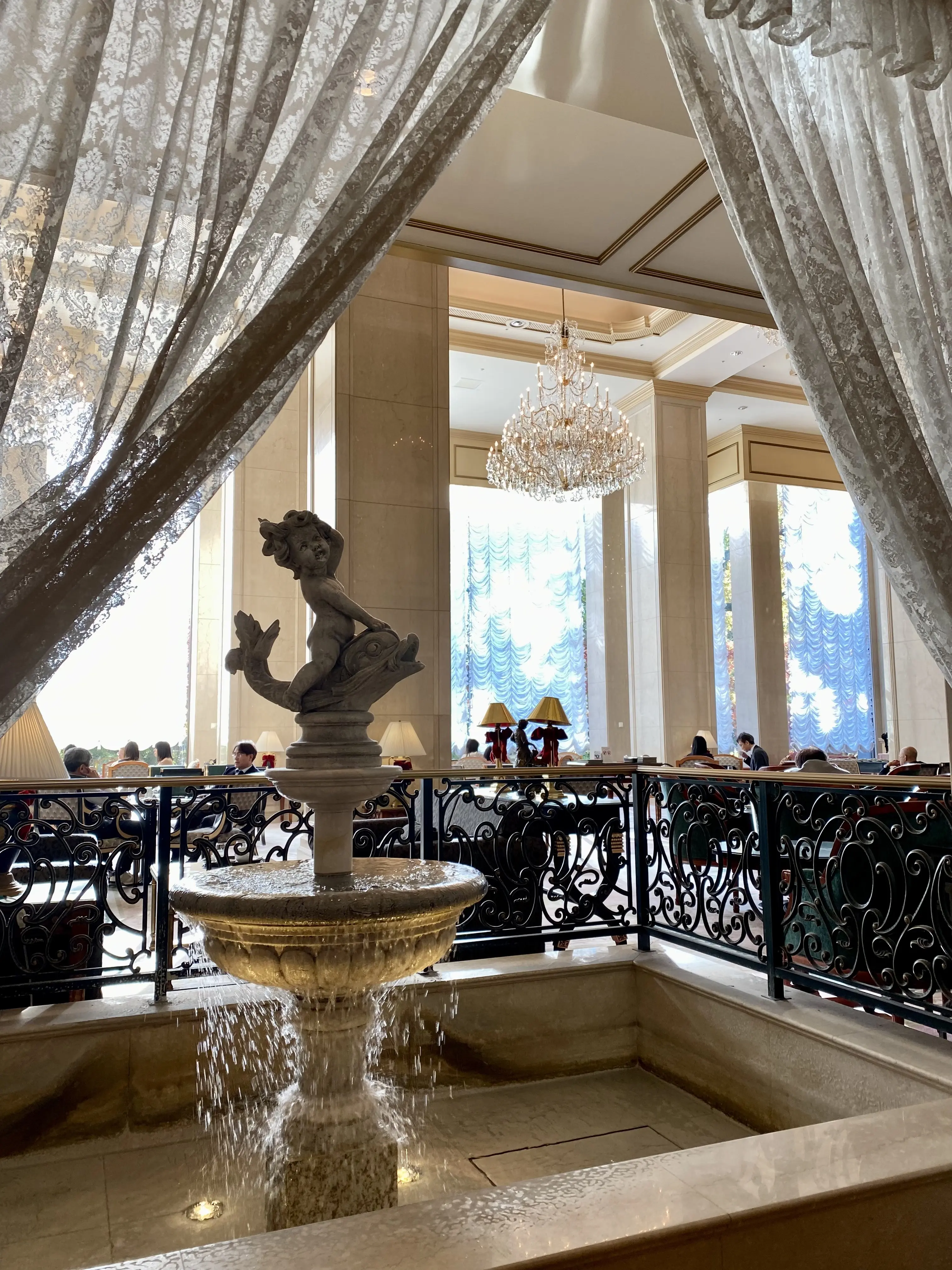 リーガロイヤルホテル東京「ガーデンラウンジ」の噴水とレースカーテン。早稲田大学に隣接するホテルで人気のラウンジ。クラシックな内装とシャンデリアが美しい、秋冬の早稲田さんぽ休憩スポット。
