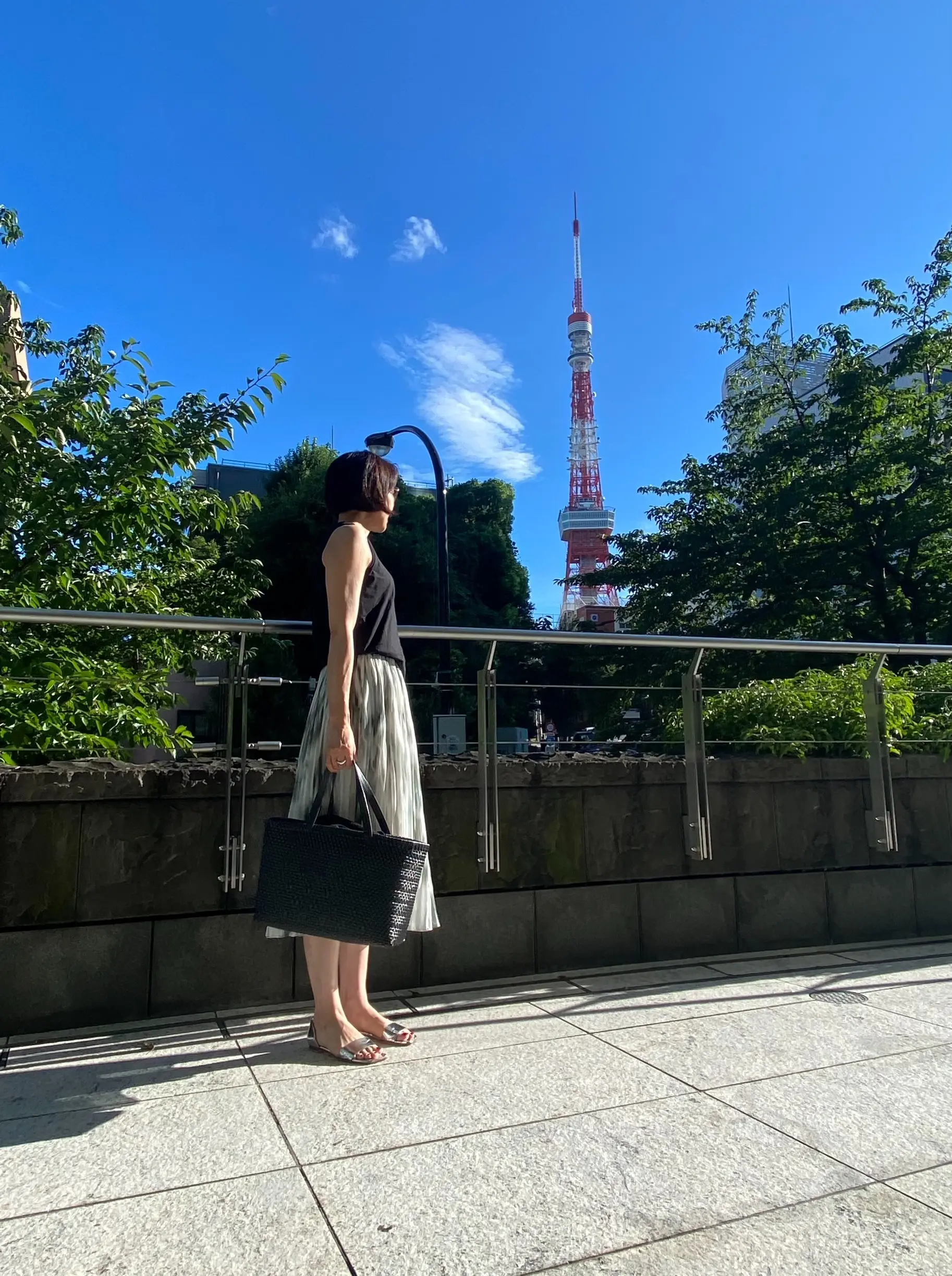 東京タワーの前で