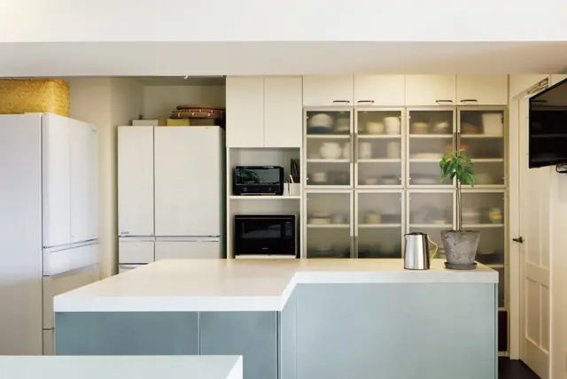 キッチンの食器を入れた白い収納棚は以前のキッチンで使っていたものを再利用