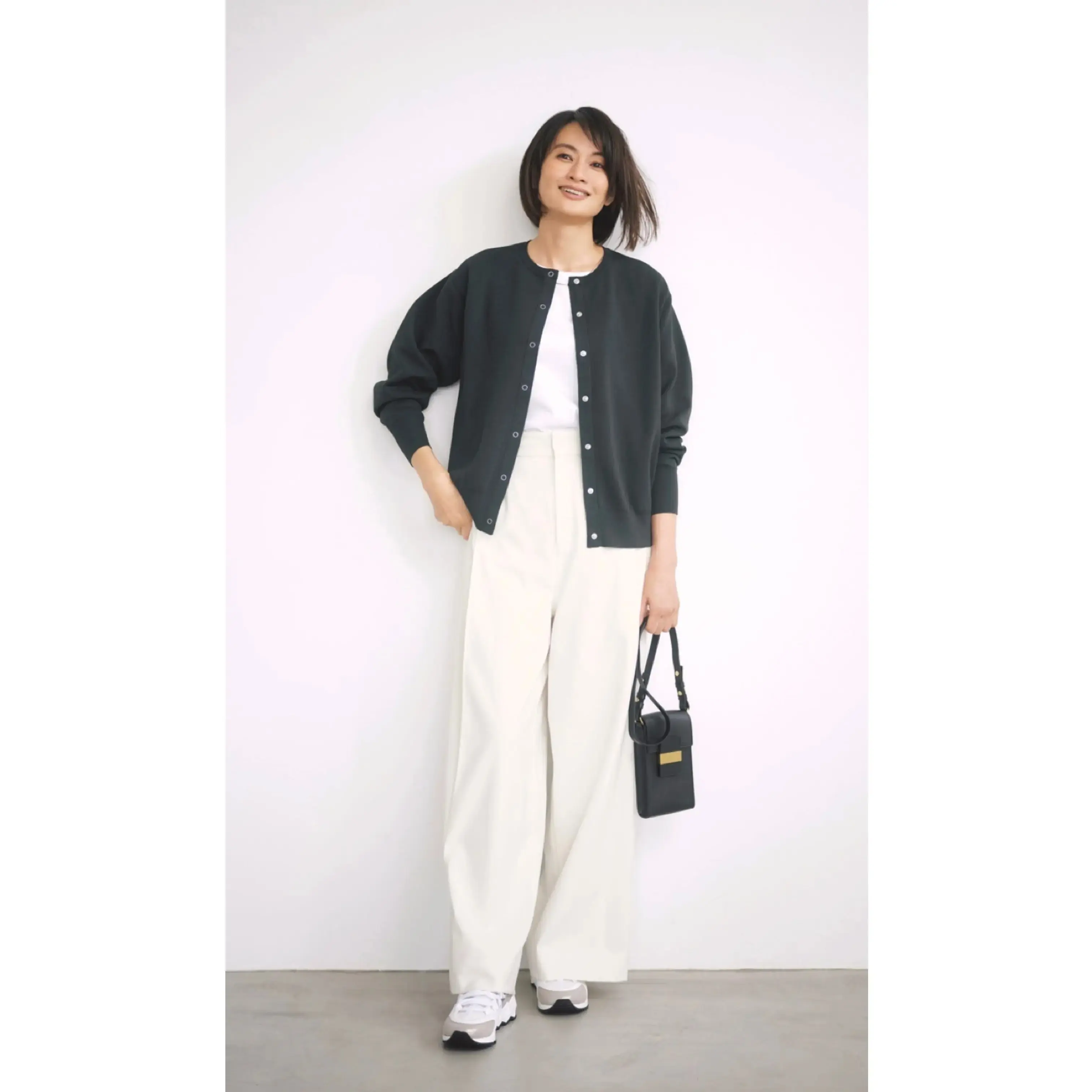 シャツワンピースの秋らしい着こなしから紺ブレ×プリントパンツでつくるオフィスコーデまで【50代の1週間コーデ】