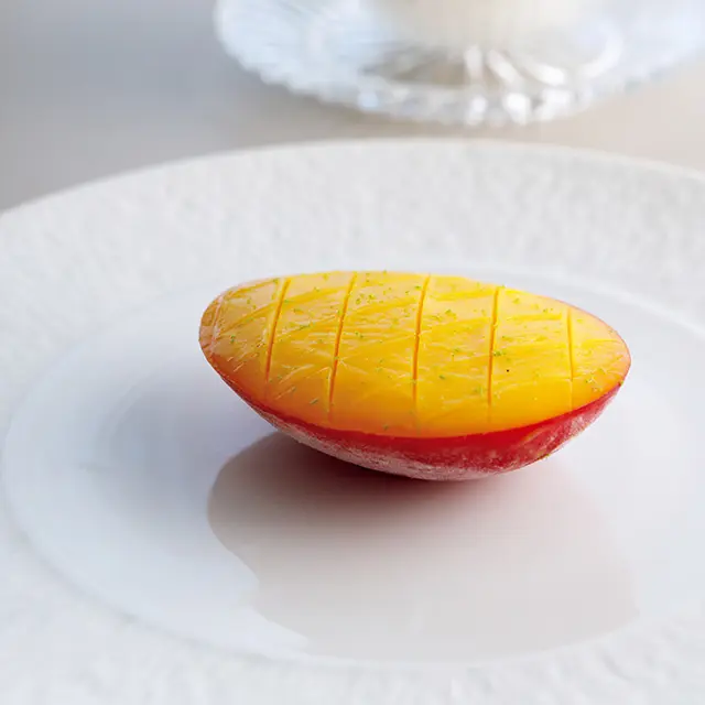 夏のデザートは「宮崎県産マンゴー ショートブレッド クリームシャンティ」マンゴーのソルベ、ムースにシャンティークリーム を添えて。ライムのゼストがさわやか　